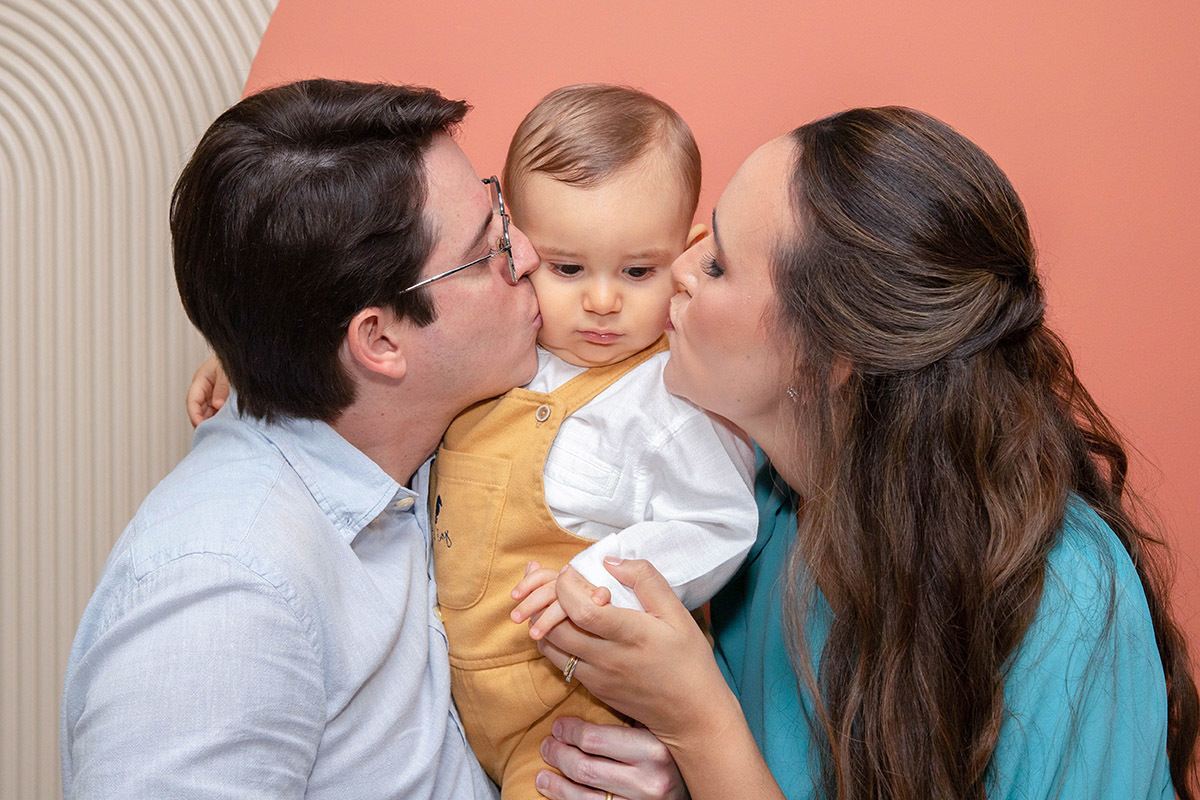 Festa de aniversário de 1 ano do Leonardo: Cris e Breno beijando o Léo no Rio de Janeiro.