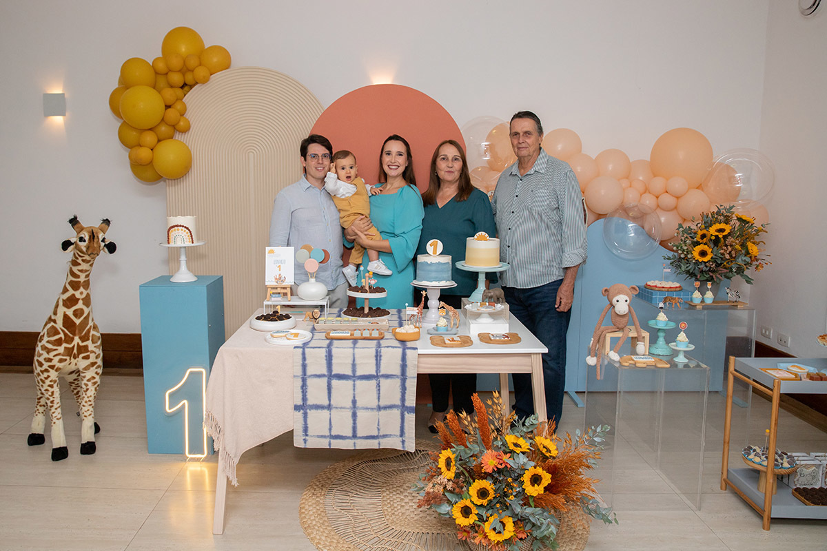 Festa de aniversário de 1 ano do Leonardo: Léo com pais e avós na mesa do bolo, no Rio de Janeiro.