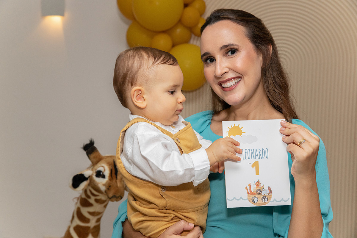Festa de aniversário de 1 ano do Leonardo: Cris com o Léo no colo no Rio de Janeiro.
