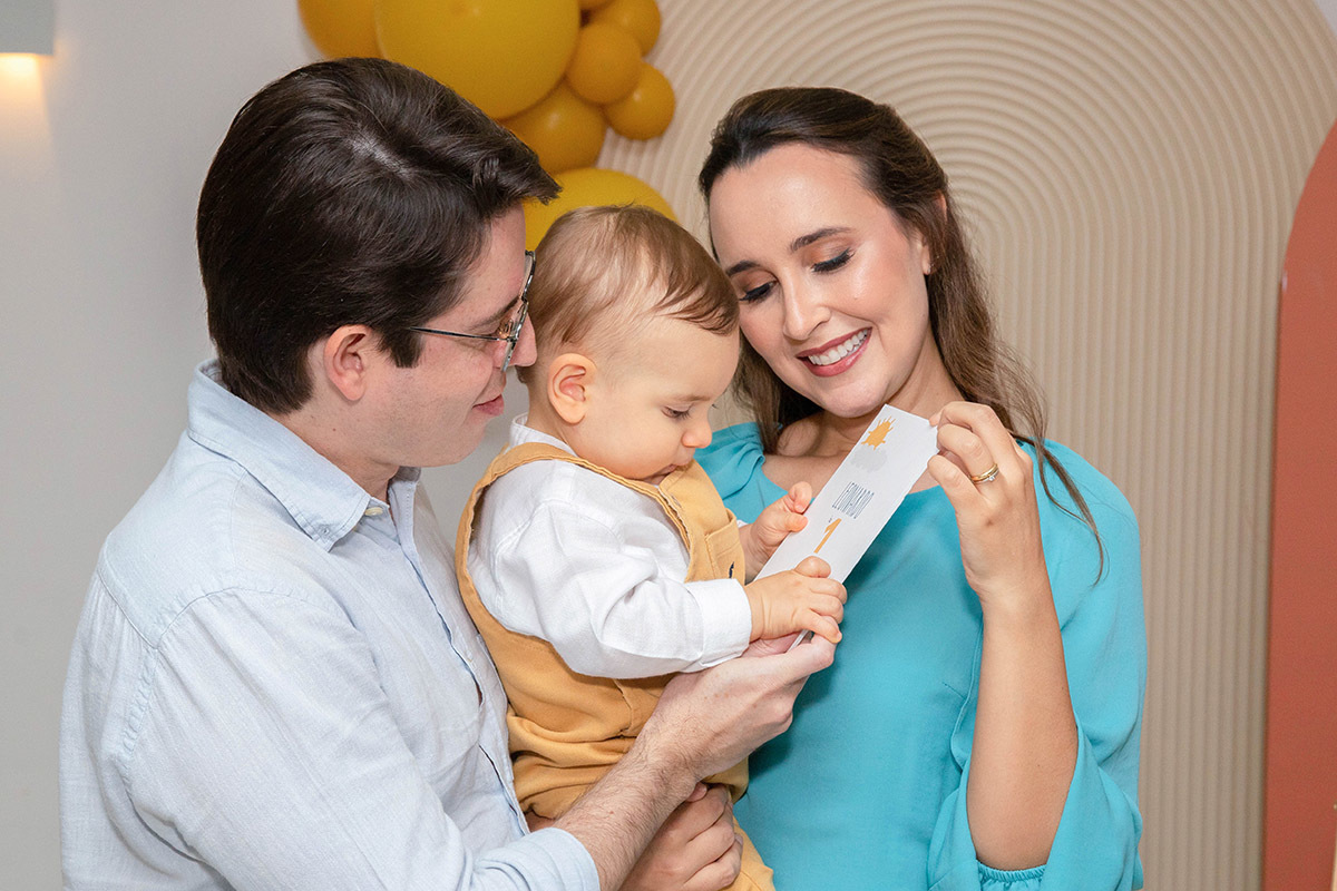 Festa de aniversário de 1 ano do Leonardo: Cris e Breno com o Léo no colo no Rio de Janeiro.