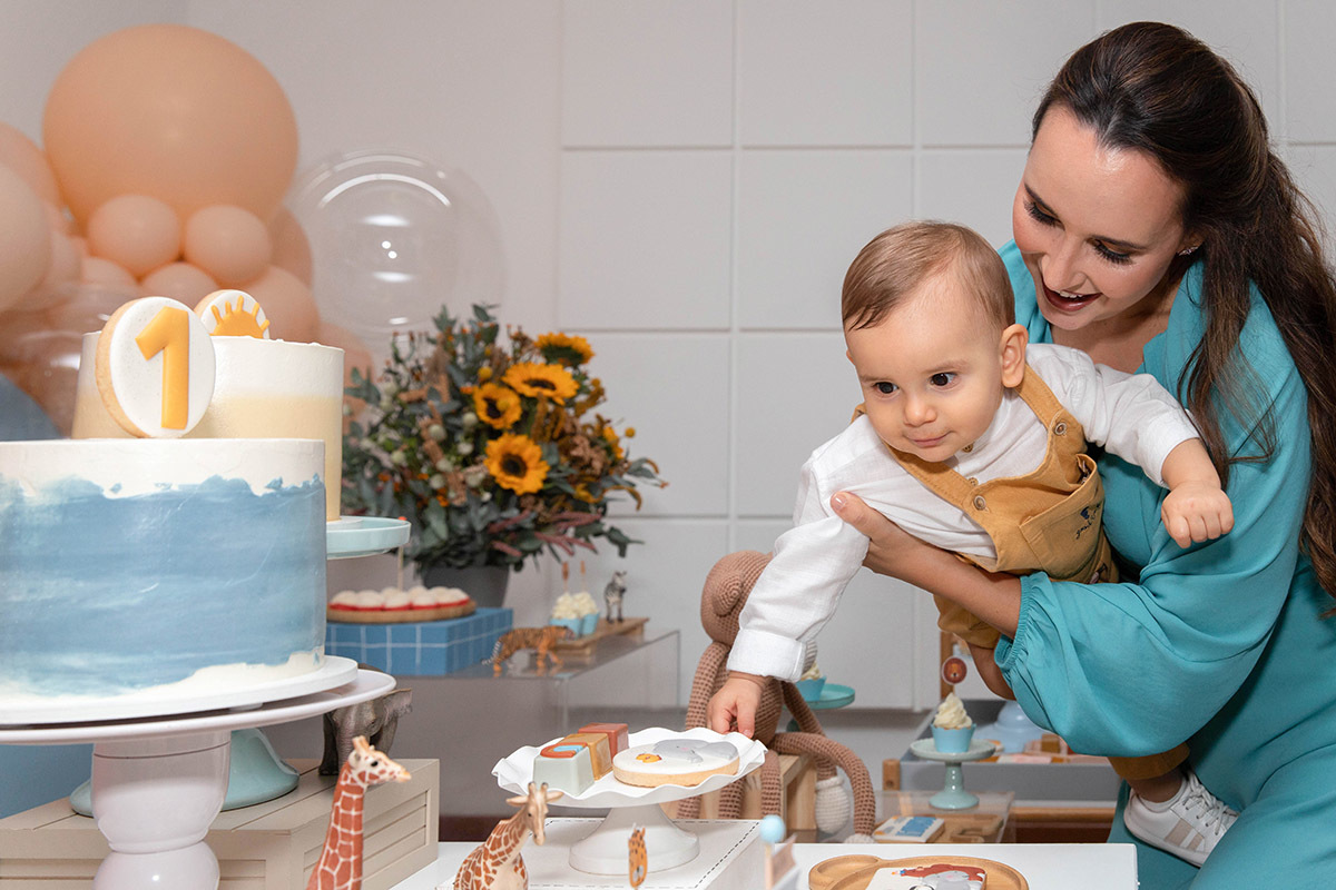 Festa de aniversário de 1 ano do Leonardo: Cris com o Léo no colo no Rio de Janeiro.
