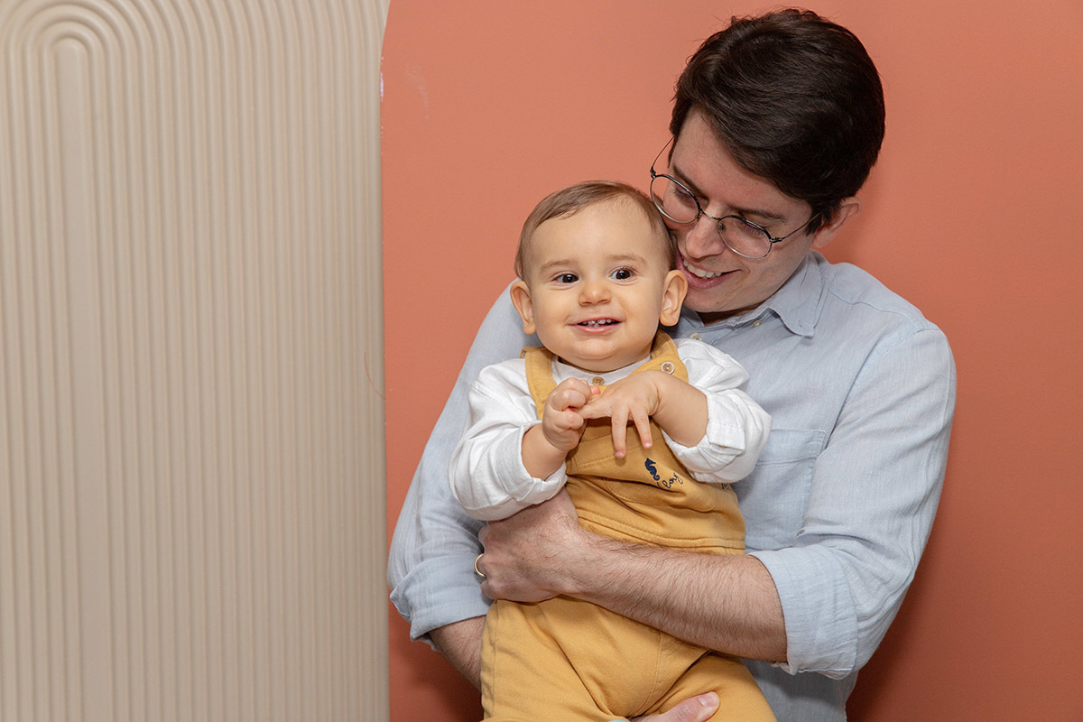 Festa de aniversário de 1 ano do Leonardo: Breno com o Léo no colo no Rio de Janeiro.
