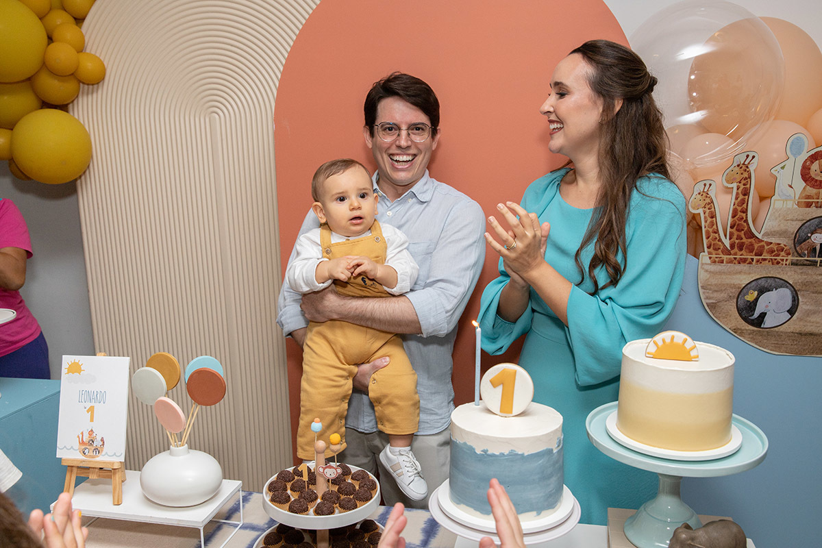 Festa de aniversário de 1 ano do Leonardo: pai cantando parabéns no Rio de Janeiro.