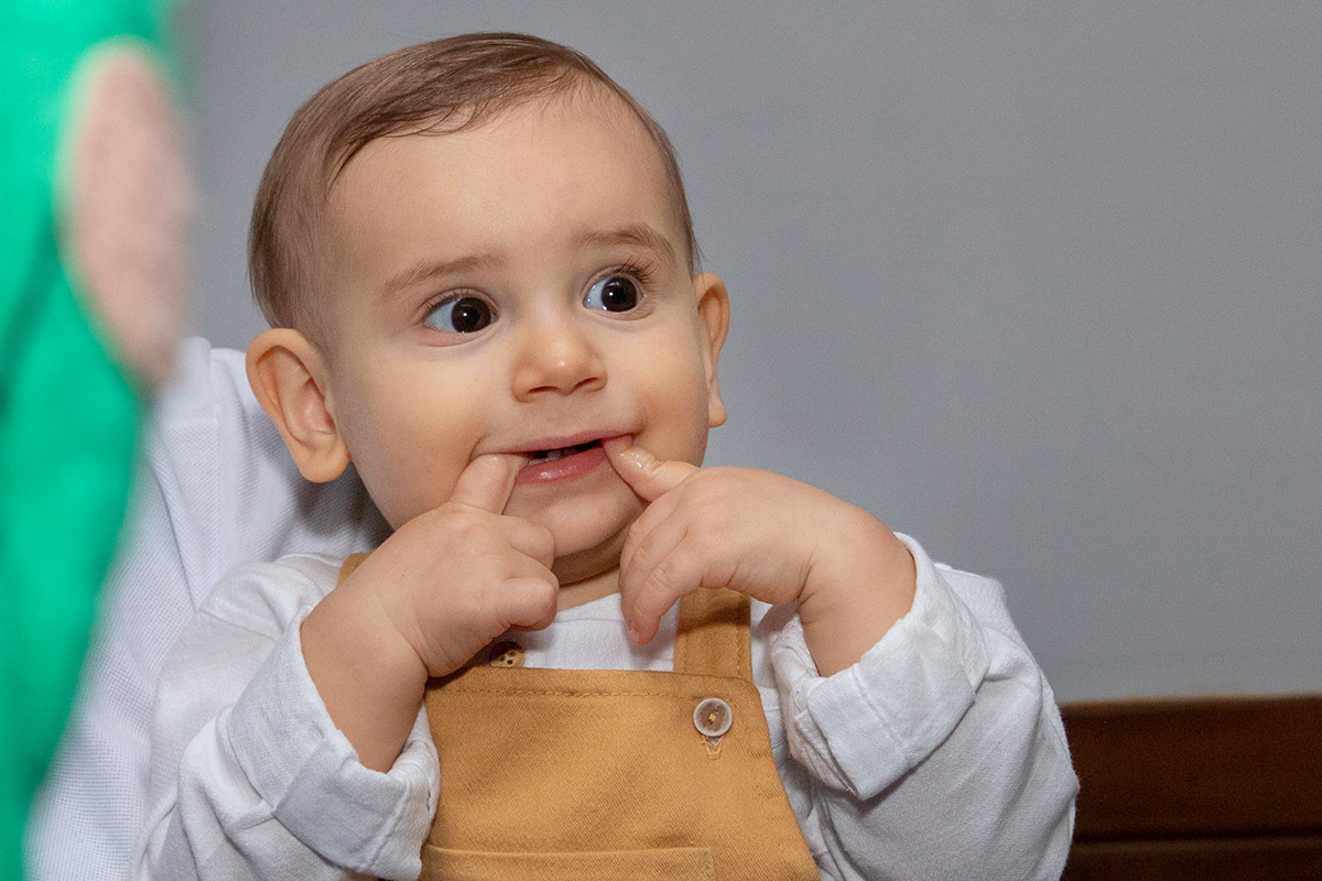 Festa de aniversário de 1 ano do Leonardo: Léo com dedo na boca no Rio de Janeiro.