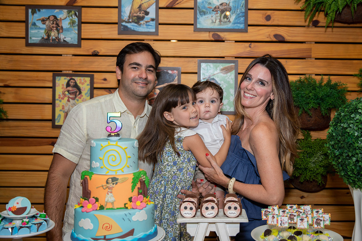 Festa de aniversário de 5 anos no Animasom: Malu com o irmão e pais na mesa do bolo, Rio de Janeiro.