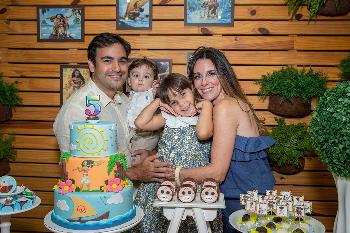 Festa de aniversário de 5 anos no Animasom: Malu com o irmão e pais na mesa do bolo, Rio de Janeiro.
