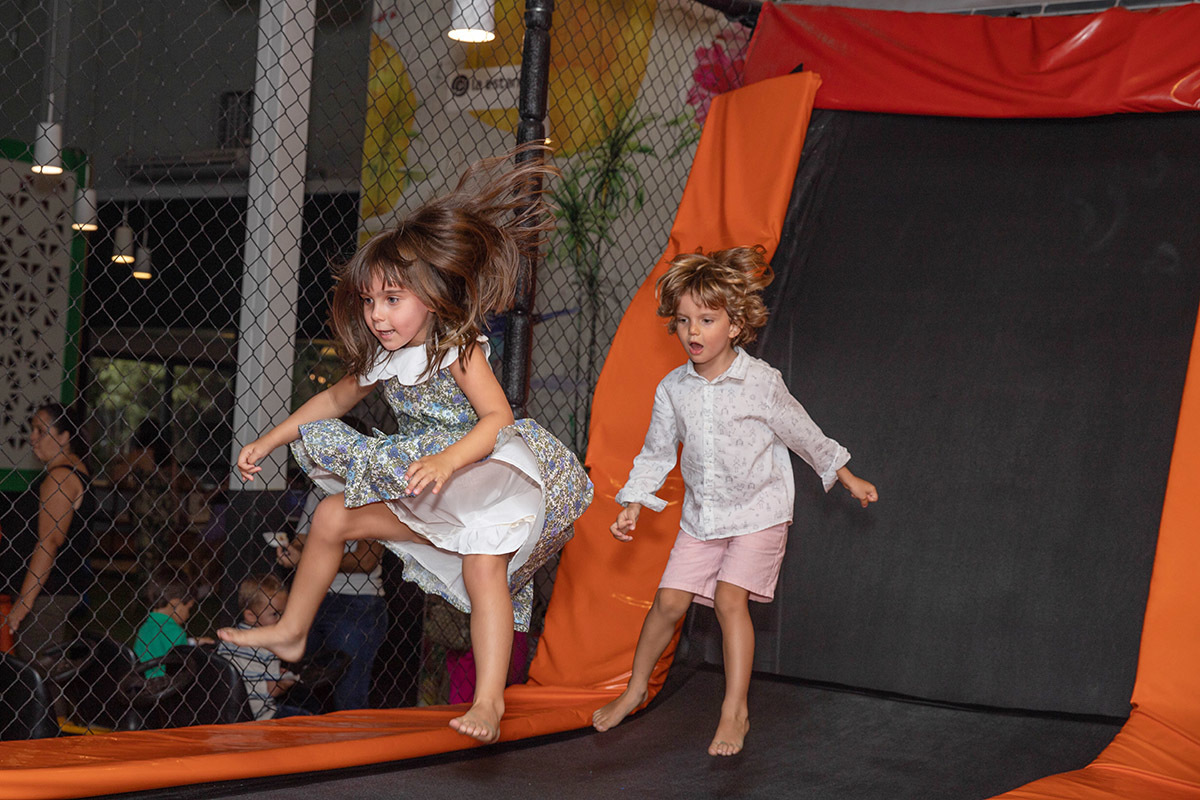 Festa de aniversário de 5 anos no Animasom: Malu pulando na cama elástica, Rio de Janeiro.