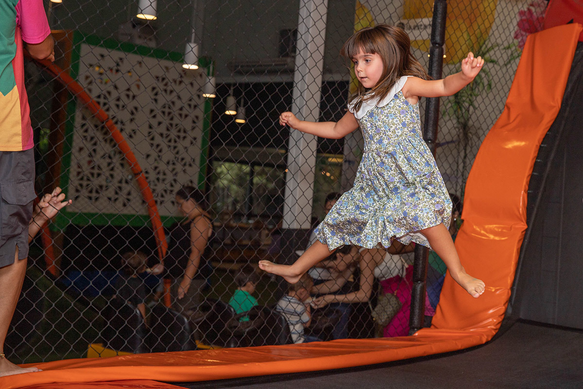 Festa de aniversário de 5 anos no Animasom: Malu pulando na cama elástica, Rio de Janeiro.