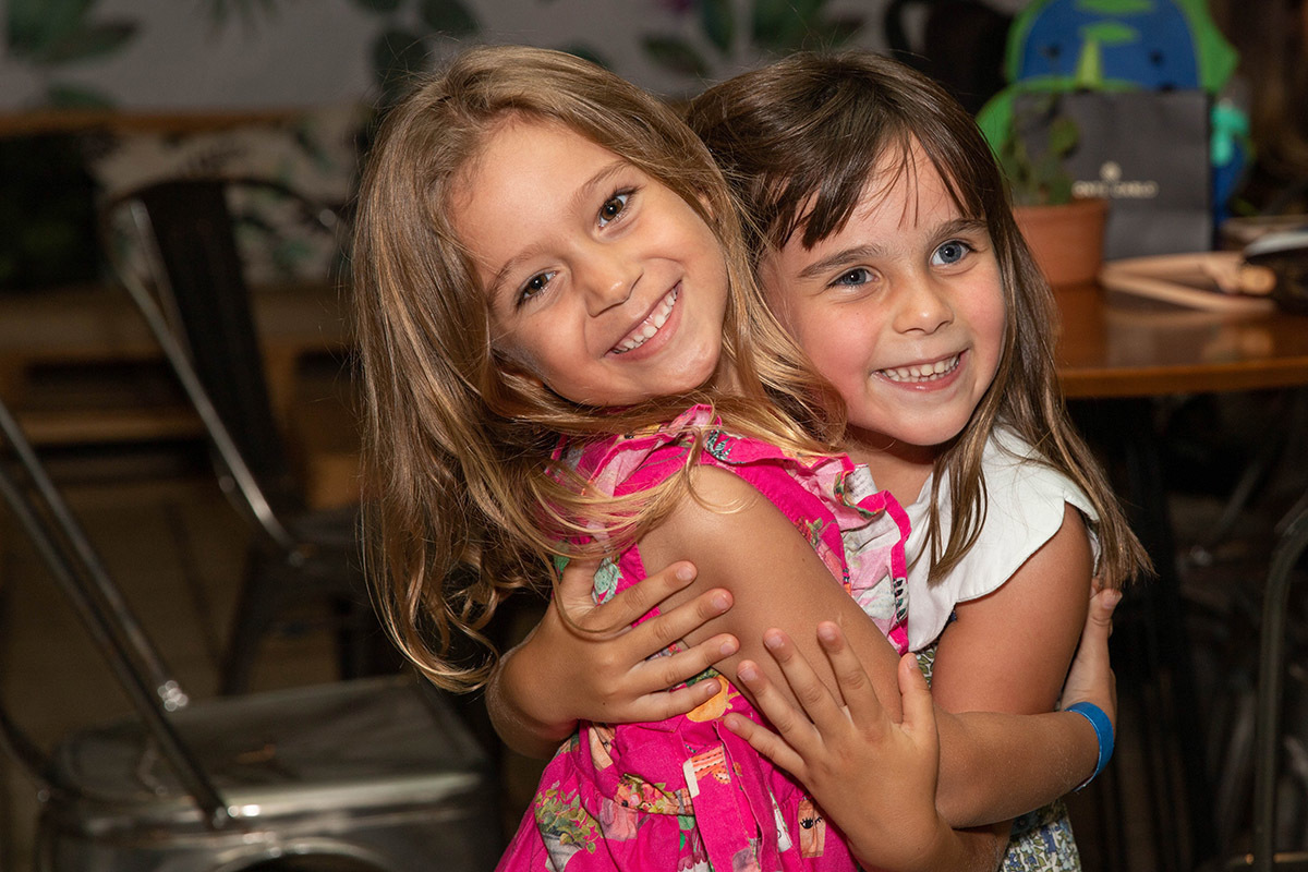 Festa de aniversário de 5 anos no Animasom: Malu abraçando a amiga, Rio de Janeiro.