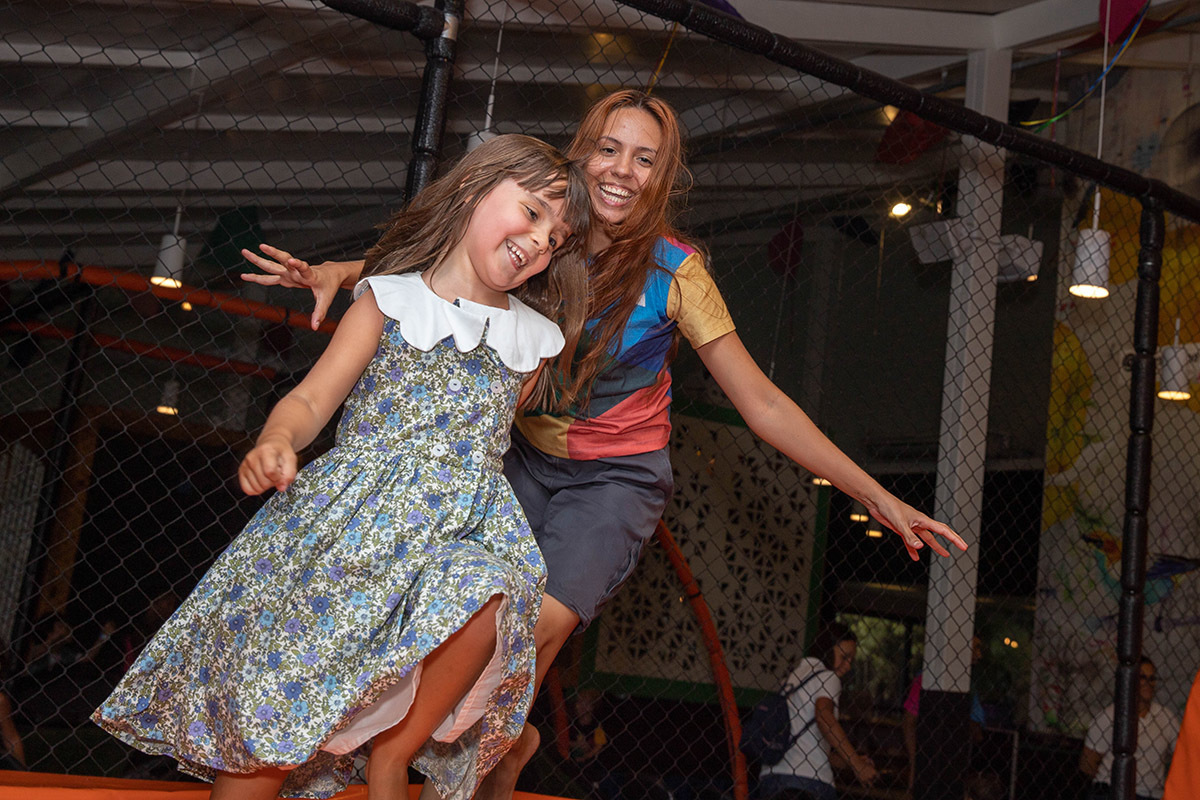 Festa de aniversário de 5 anos no Animasom: Malu pulando na cama elástica, Rio de Janeiro.