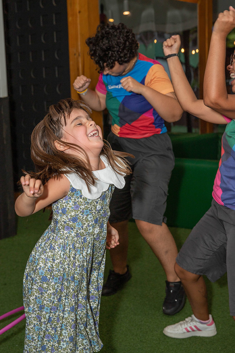Festa de aniversário de 5 anos no Animasom: Malu pulando, Rio de Janeiro.