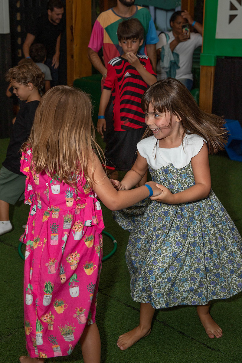 Festa de aniversário de 5 anos no Animasom: Malu dançando com a amiga, Rio de Janeiro.