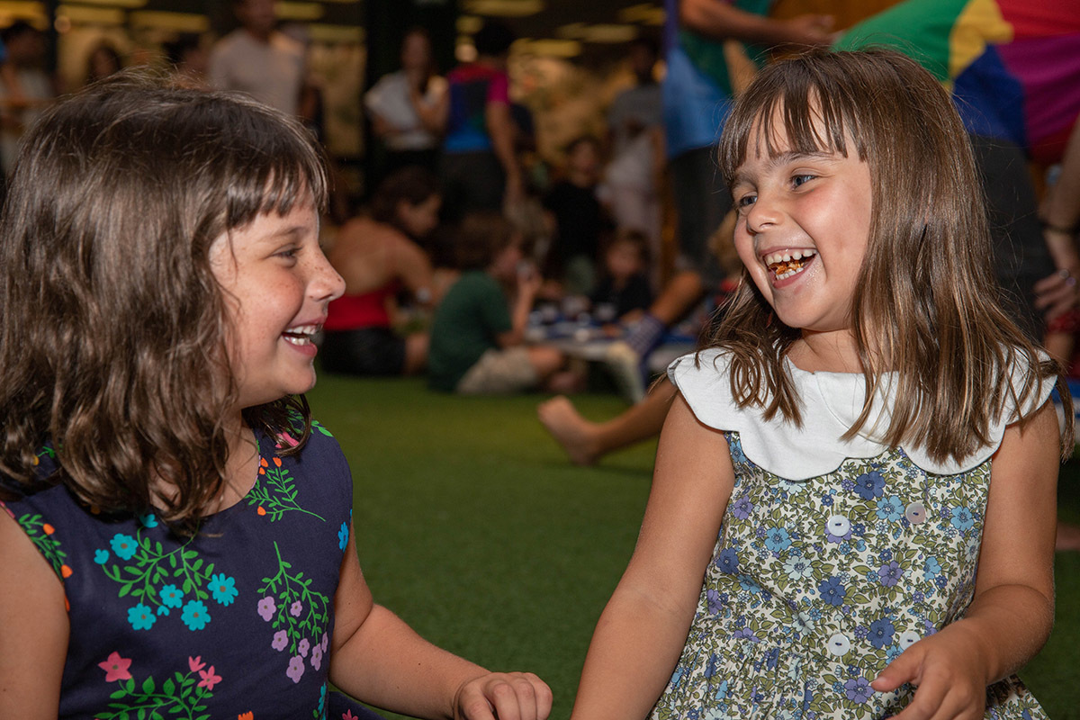 Festa de aniversário de 5 anos no Animasom: Malu sorrindo a amiga, Rio de Janeiro.