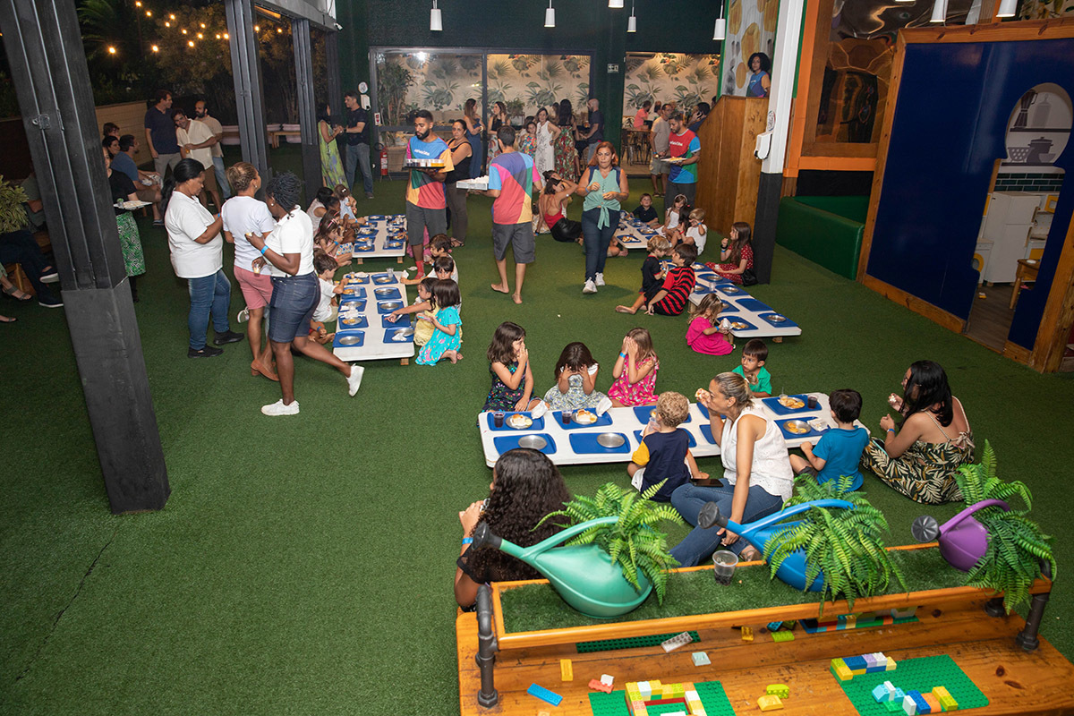 Festa de aniversário de 5 anos no Animasom: hora do lanche com os amigos, Rio de Janeiro.