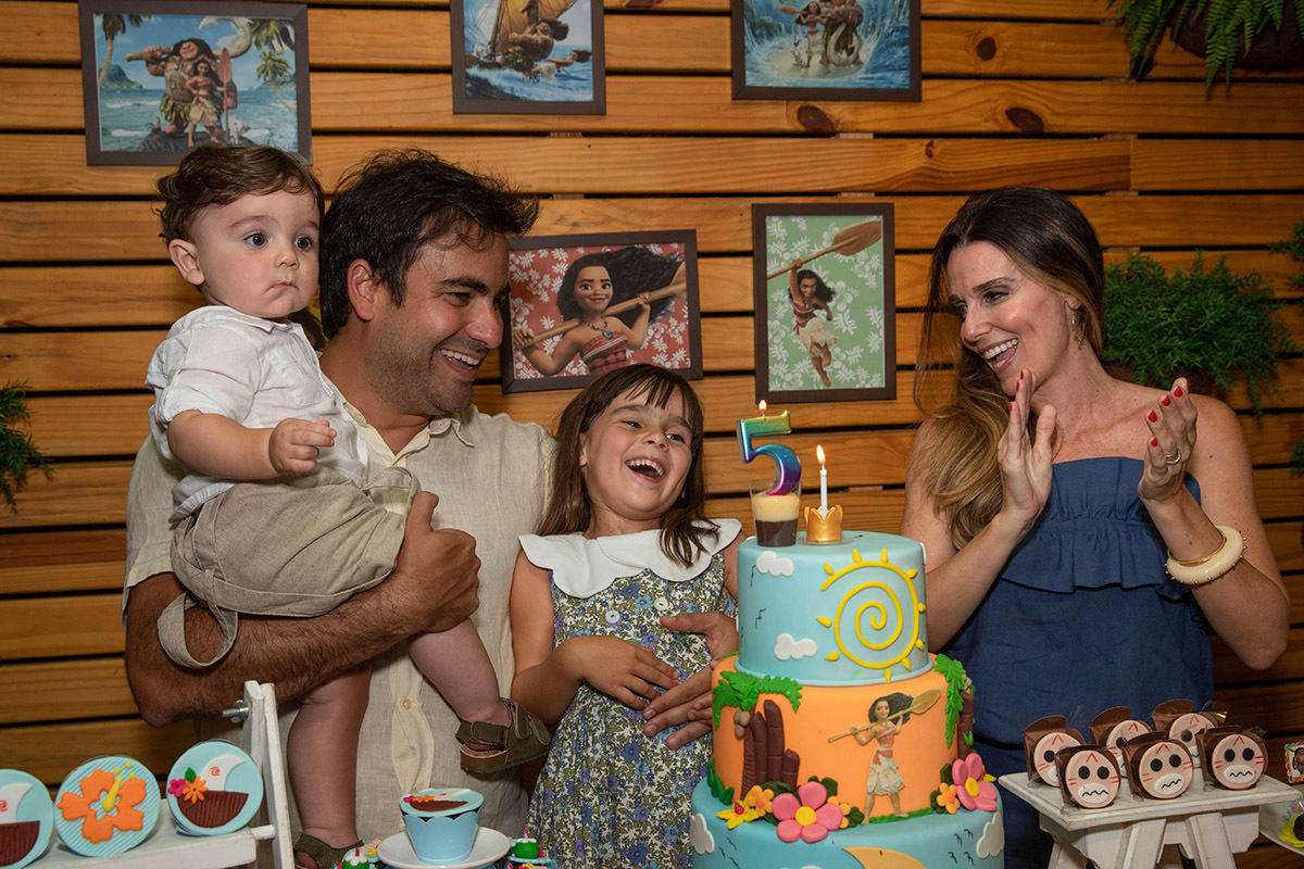 Festa de aniversário de 5 anos no Animasom: Malu com o irmão e pais cantando parabéns, Rio de Janeiro.