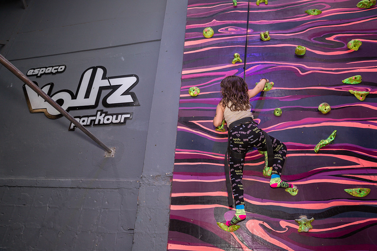 Festa da Manu no Volts Parkour: Manu escalando parede, Rio de Janeiro.
