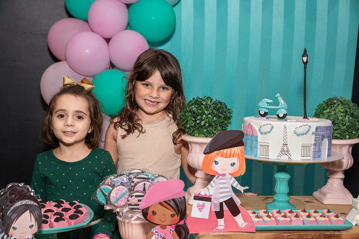 Festa da Manu no Volts Parkour: Manu e amiga na mesa do bolo, Rio de Janeiro.