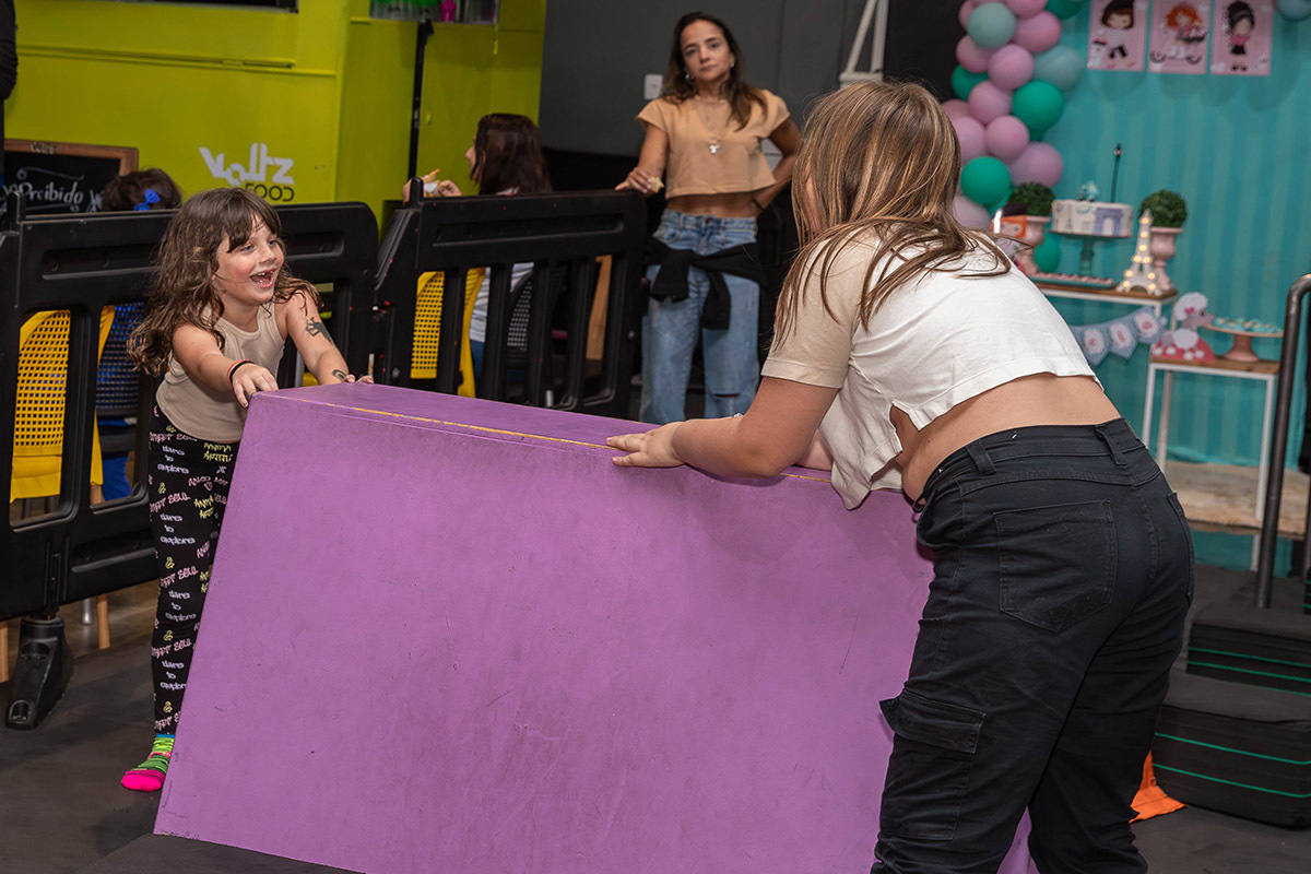 Festa da Manu no Volts Parkour: Manu brincando com a prima, Rio de Janeiro.