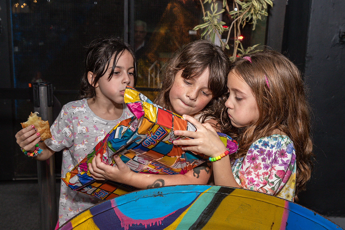 Festa da Manu no Volts Parkour: Manu vendo os presentes com as amigas, Rio de Janeiro.