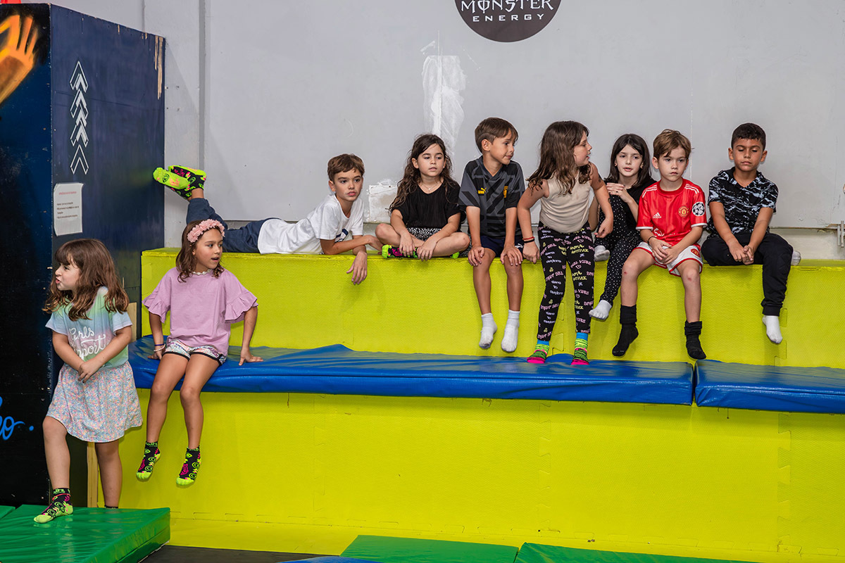 Festa da Manu no Volts Parkour: Manu e amigos na arquibancada, Rio de Janeiro.
