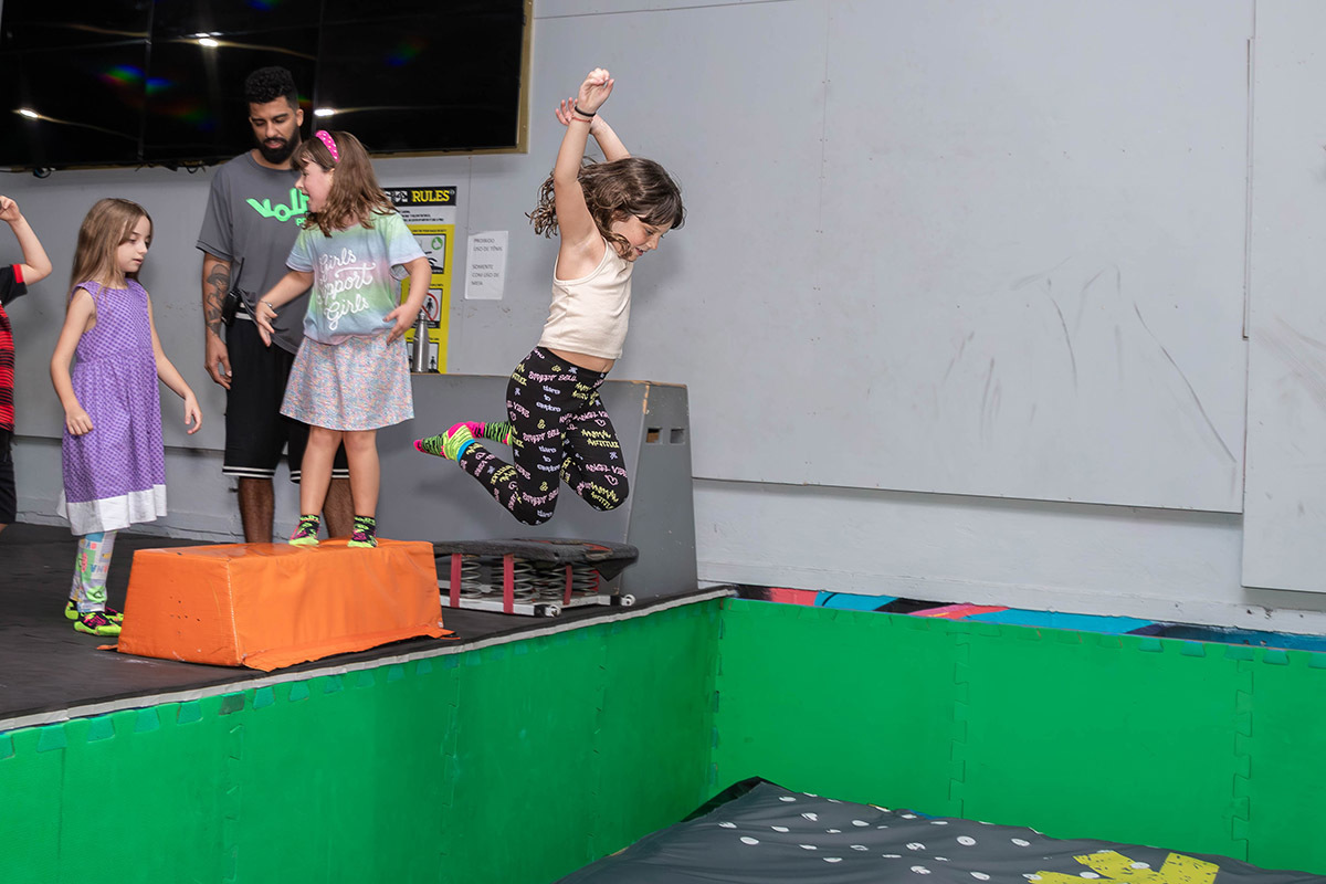 Festa da Manu no Volts Parkour: Manu pulando, Rio de Janeiro.