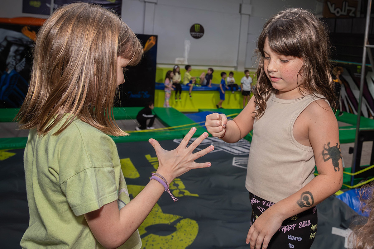 Festa da Manu no Volts Parkour: Manu brincando com a amiga, Rio de Janeiro.