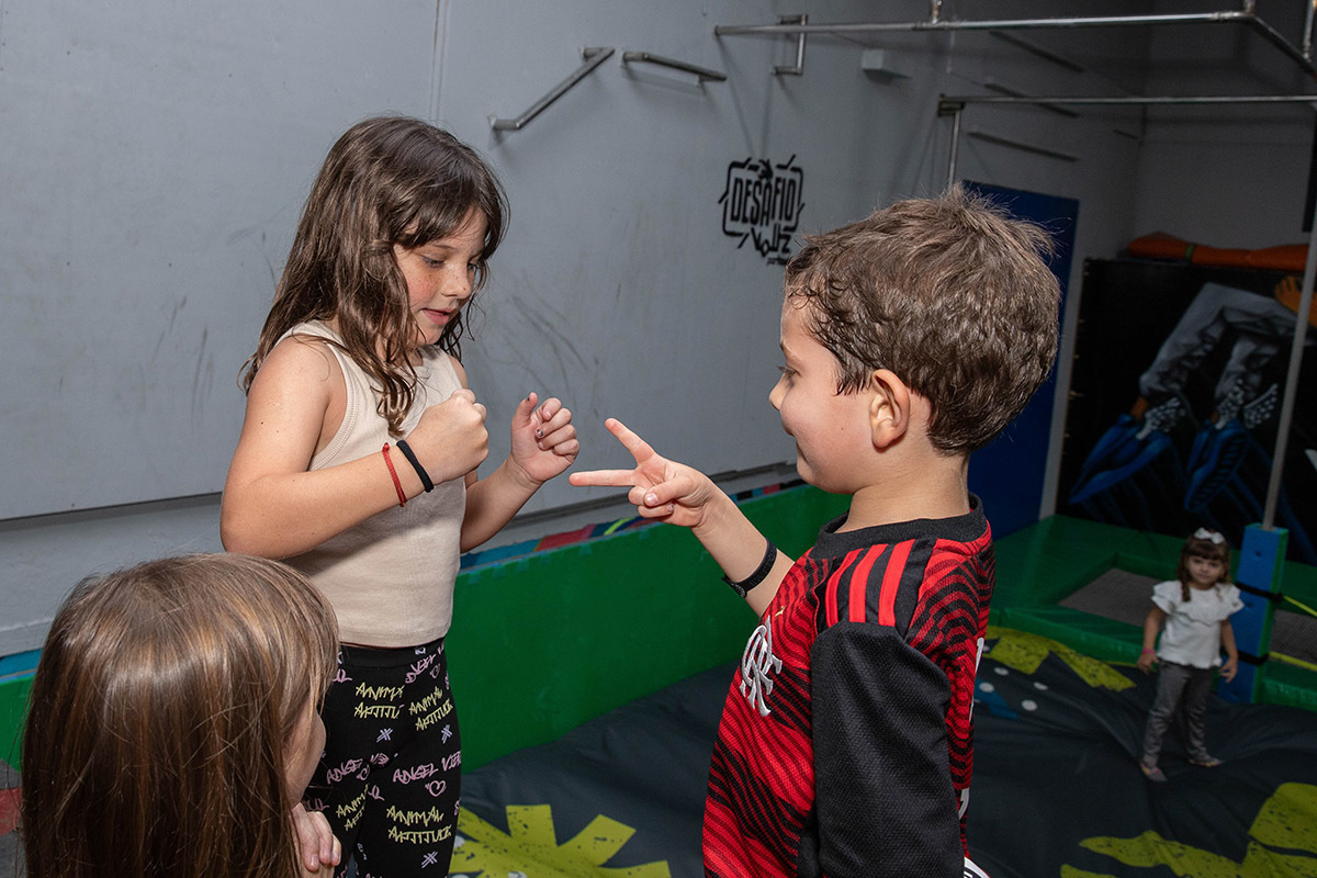 Festa da Manu no Volts Parkour: Manu brincando com o amigo, Rio de Janeiro.