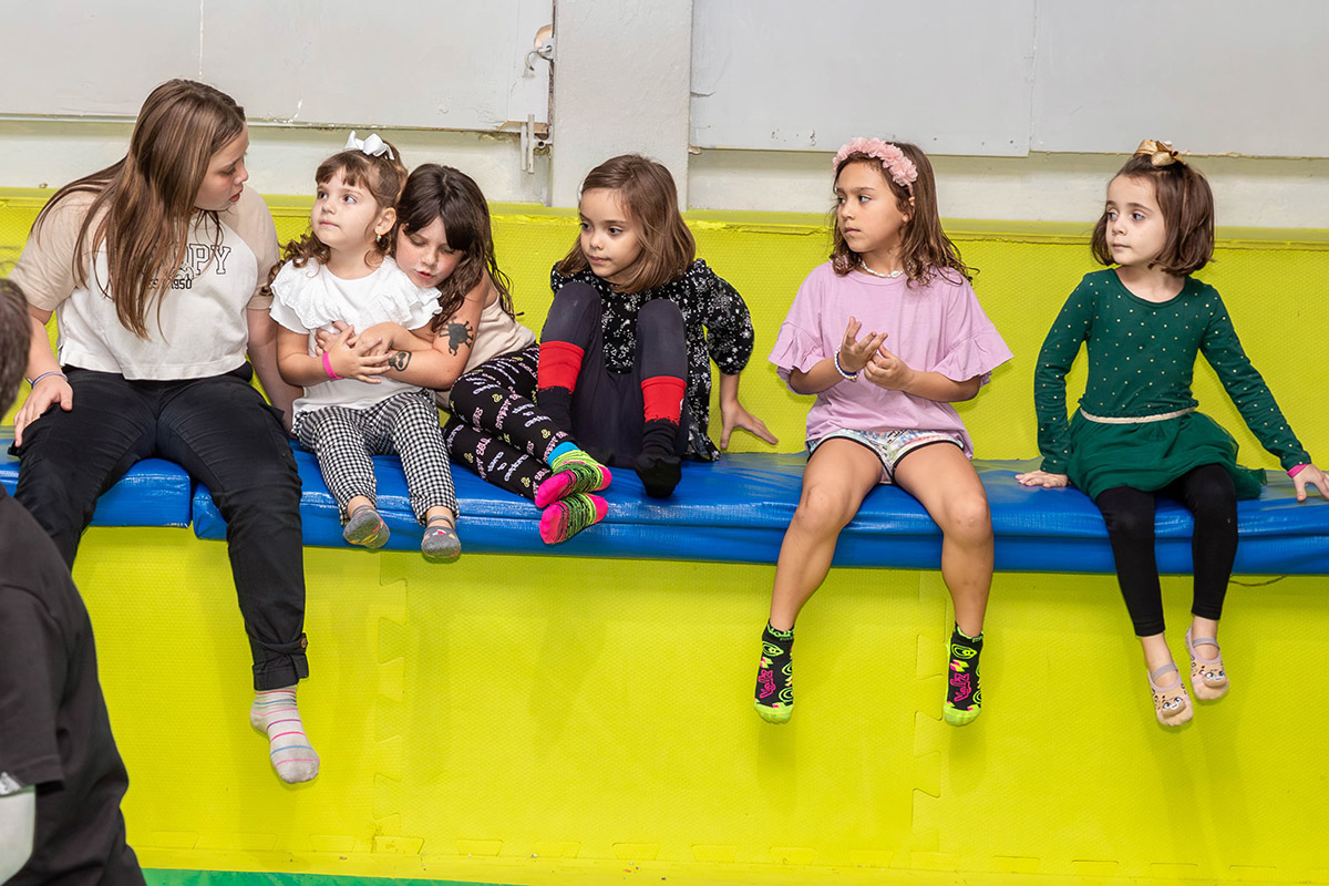 Festa da Manu no Volts Parkour: Manu e amigos na arquibancada, Rio de Janeiro.