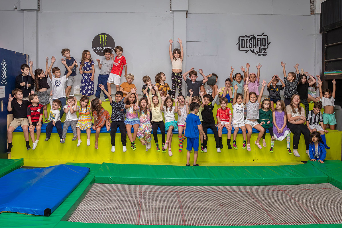 Festa da Manu no Volts Parkour: Manu e amigos na arquibancada, Rio de Janeiro.