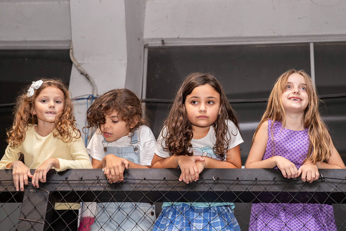 Festa da Manu no Volts Parkour:  amigos na arquibancada, Rio de Janeiro.