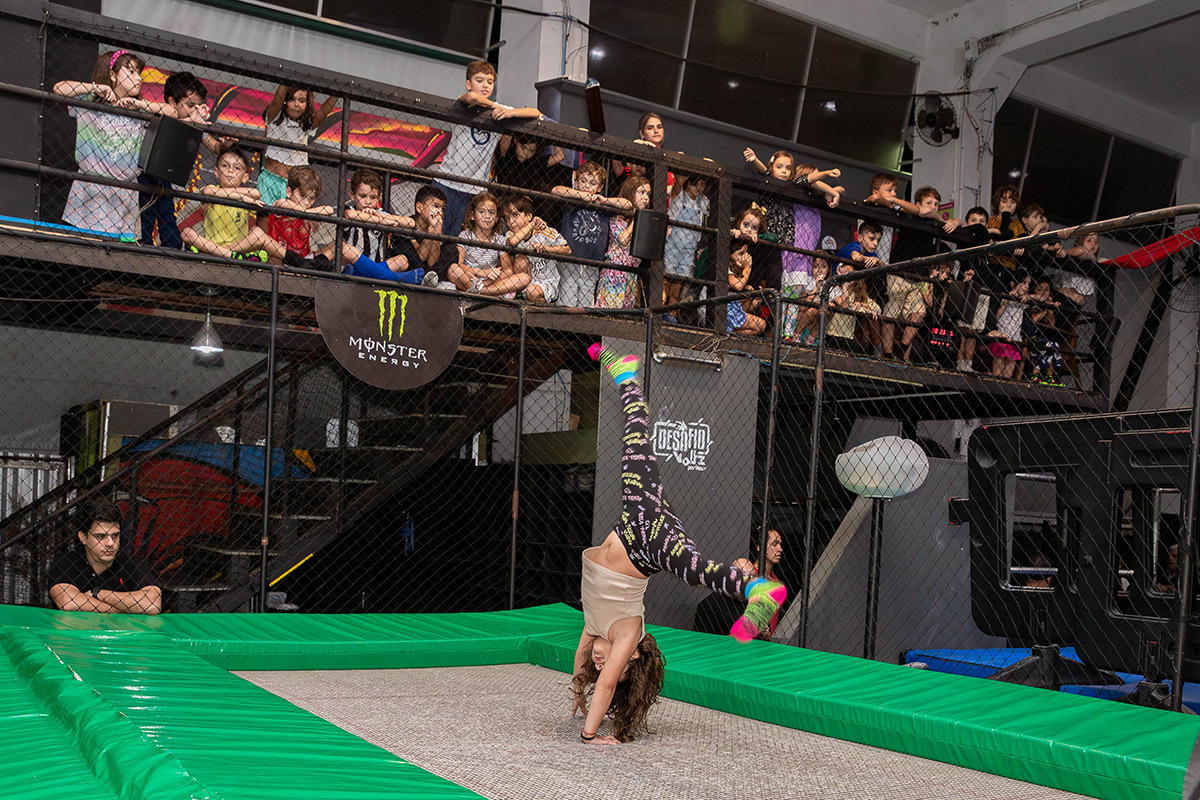 Festa da Manu no Volts Parkour: Manu e amigos na arquibancada observando a Manu, Rio de Janeiro.