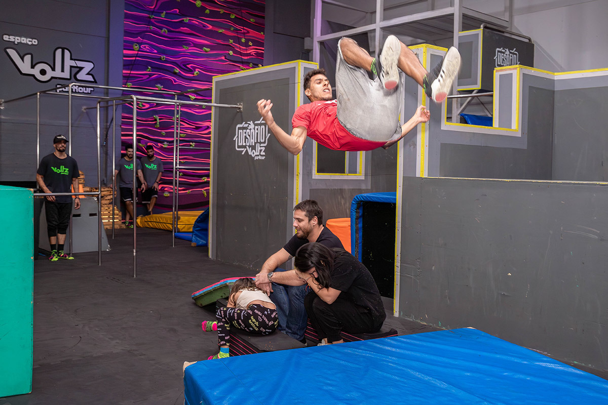 Festa da Manu no Volts Parkour: atleta saltando sobre Manu e os pais, Rio de Janeiro.