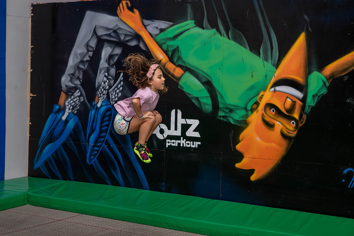 Festa da Manu no Volts Parkour: criança pulando na cama elástica, Rio de Janeiro.