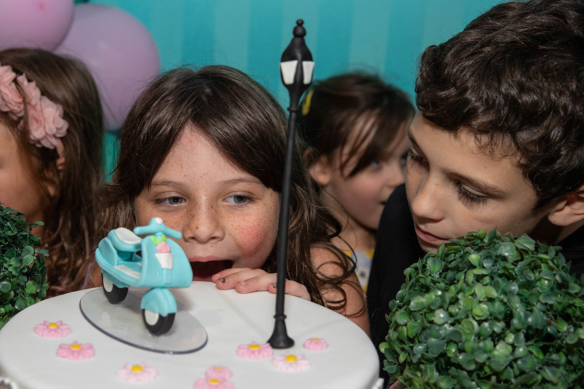 Festa da Manu no Volts Parkour: Manu mordendo o bolo, Rio de Janeiro.