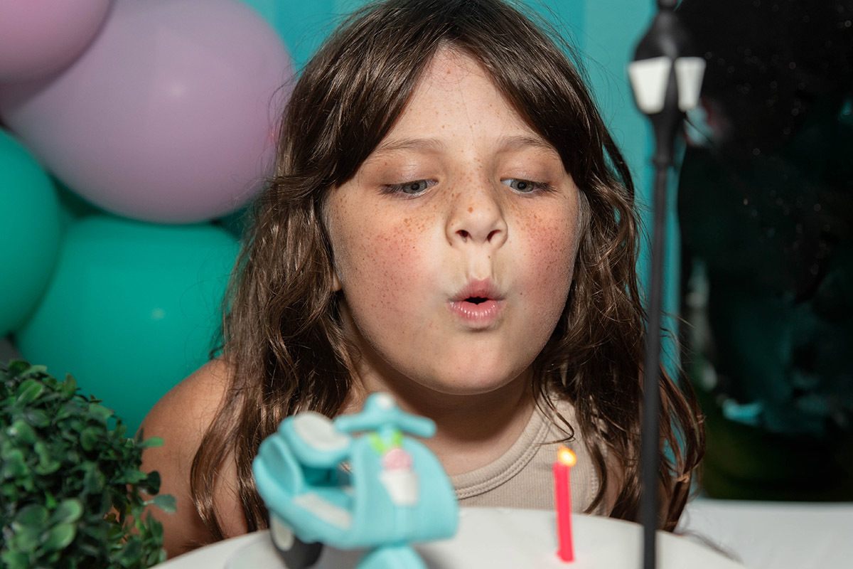 Festa da Manu no Volts Parkour: Manu soprando a vela do bolo, Rio de Janeiro.