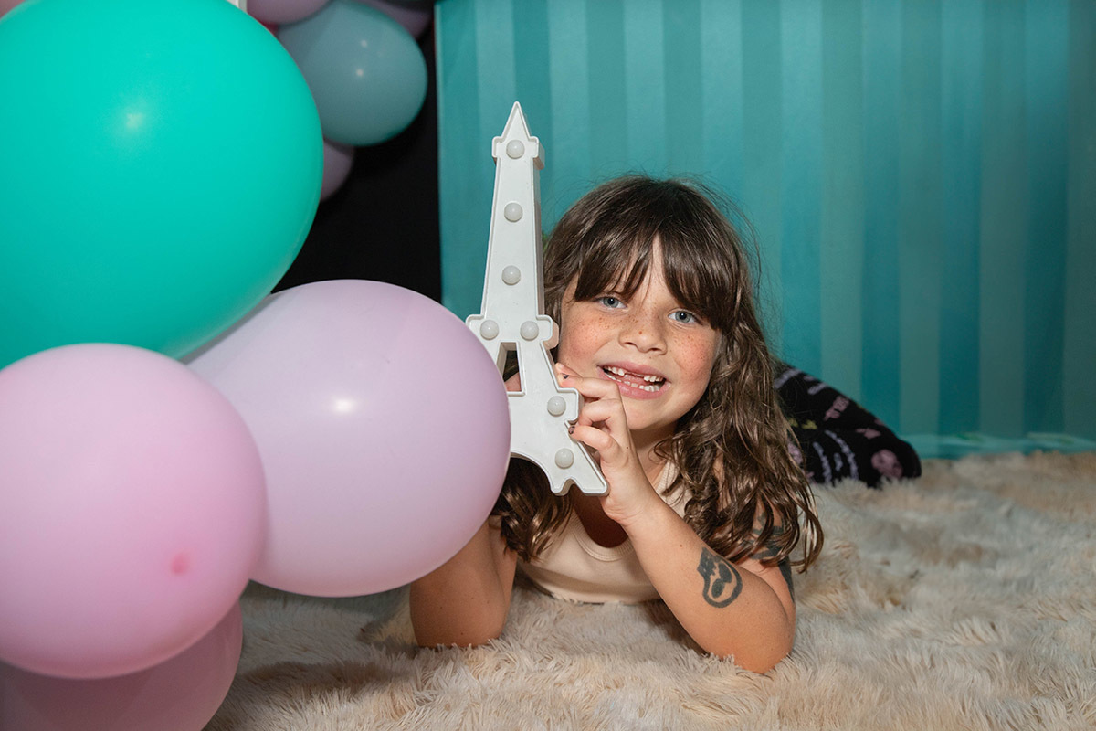 Festa da Manu no Volts Parkour: Manu deitada com balões, Rio de Janeiro.