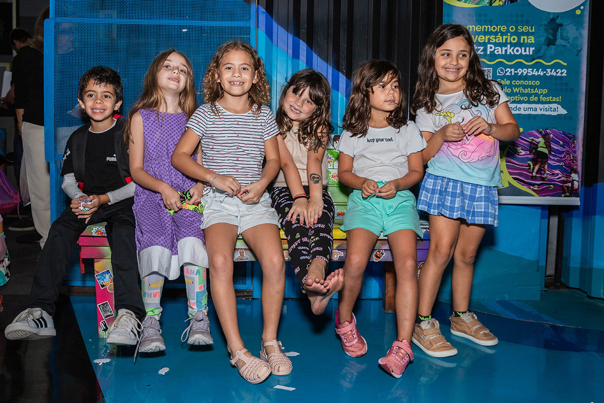 Festa da Manu no Volts Parkour: Manu e amigos na arquibancada, Rio de Janeiro.