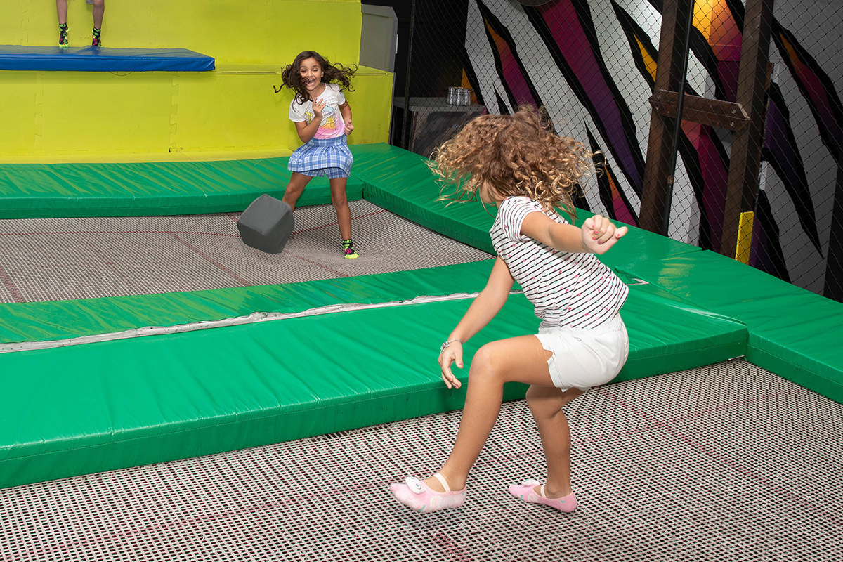 Festa da Manu no Volts Parkour: amigos pulando na cama elástica, Rio de Janeiro.