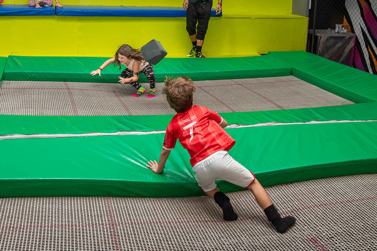 Festa da Manu no Volts Parkour: Manu pulando na cama elástica, Rio de Janeiro.