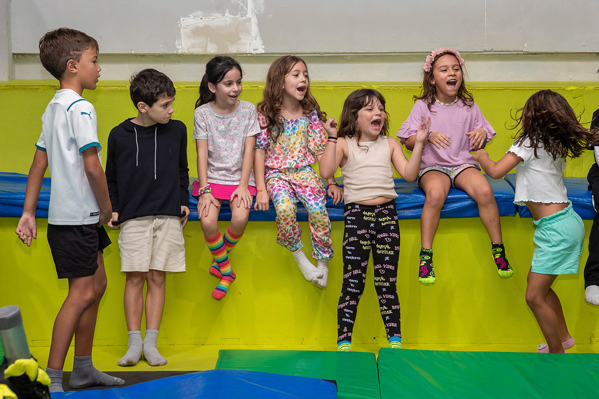 Festa da Manu no Volts Parkour: Manu e amigos na arquibancada, Rio de Janeiro.