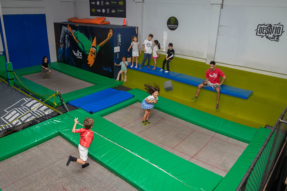 Festa da Manu no Volts Parkour: amigos na cama elástica, Rio de Janeiro.