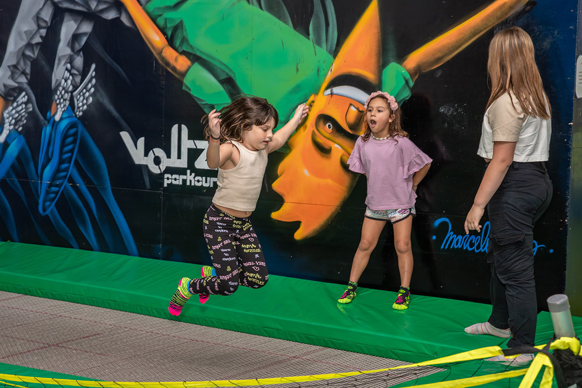 Festa da Manu no Volts Parkour: Manu pulando na cama elástica, Rio de Janeiro.