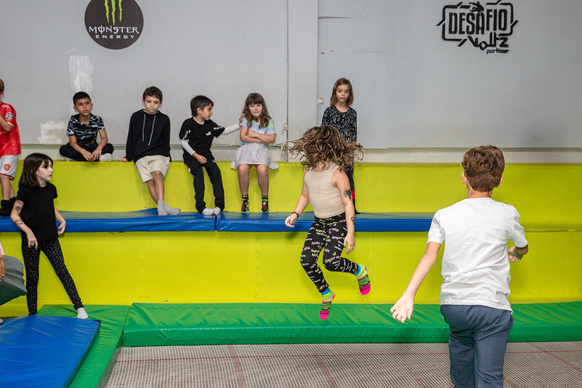 Festa da Manu no Volts Parkour: Manu pulando na cama elástica, Rio de Janeiro.