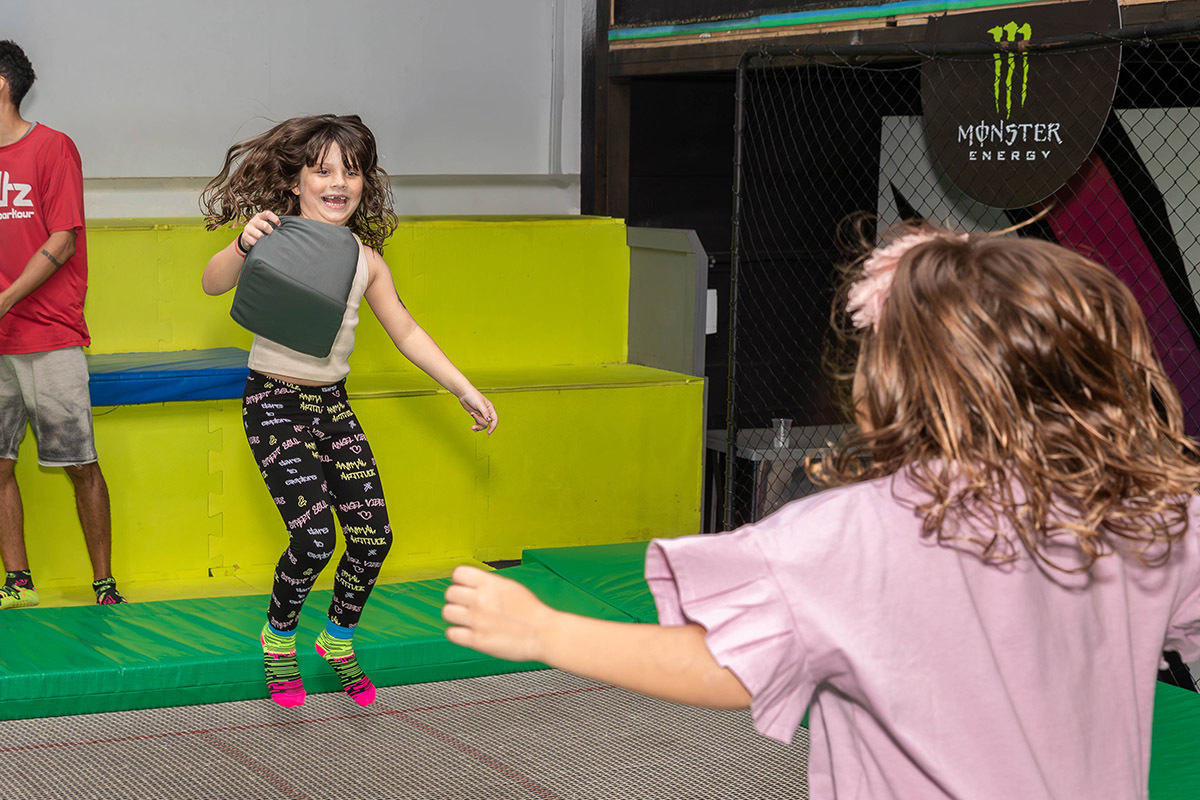 Festa da Manu no Volts Parkour: Manu pulando na cama elástica, Rio de Janeiro.