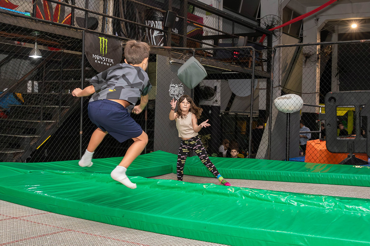 Festa da Manu no Volts Parkour: Manu pulando na cama elástica com amigo, Rio de Janeiro.