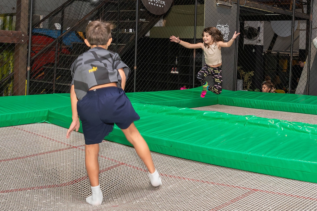 Festa da Manu no Volts Parkour: Manu pulando na cama elástica com amigo, Rio de Janeiro.
