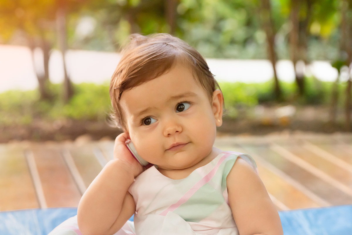 Festa de 1 ano da Maria Carolina: Maria Carolina brincando com um celular de brinquedo - RJ 