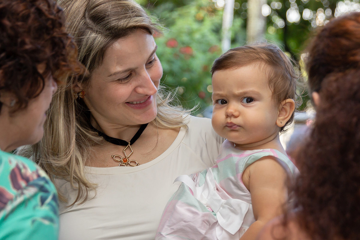 Festa de 1 ano da Maria Carolina: Maria Carolina no colo da mãe - RJ 