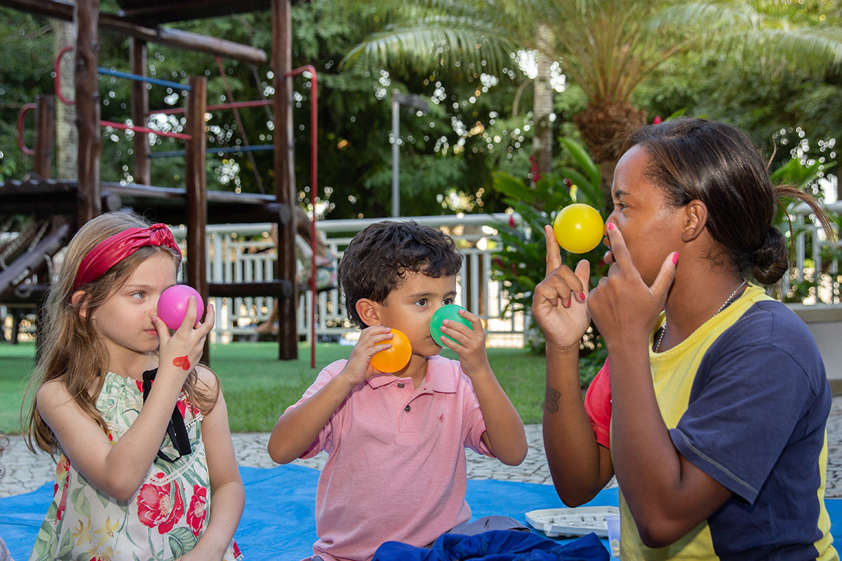 Festa de 1 ano da Maria Carolina: crianças brincando com bolinhas- RJ 