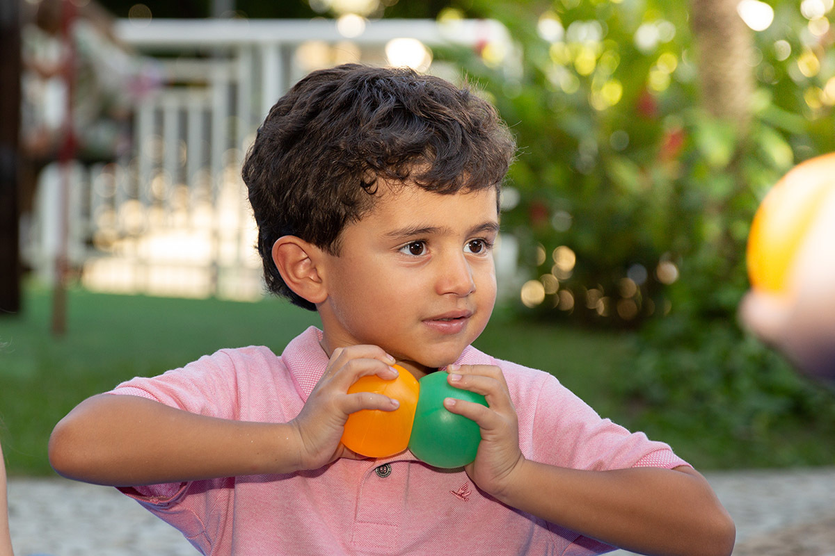 Festa de 1 ano da Maria Carolina: menino brincando com bolinhas- RJ 
